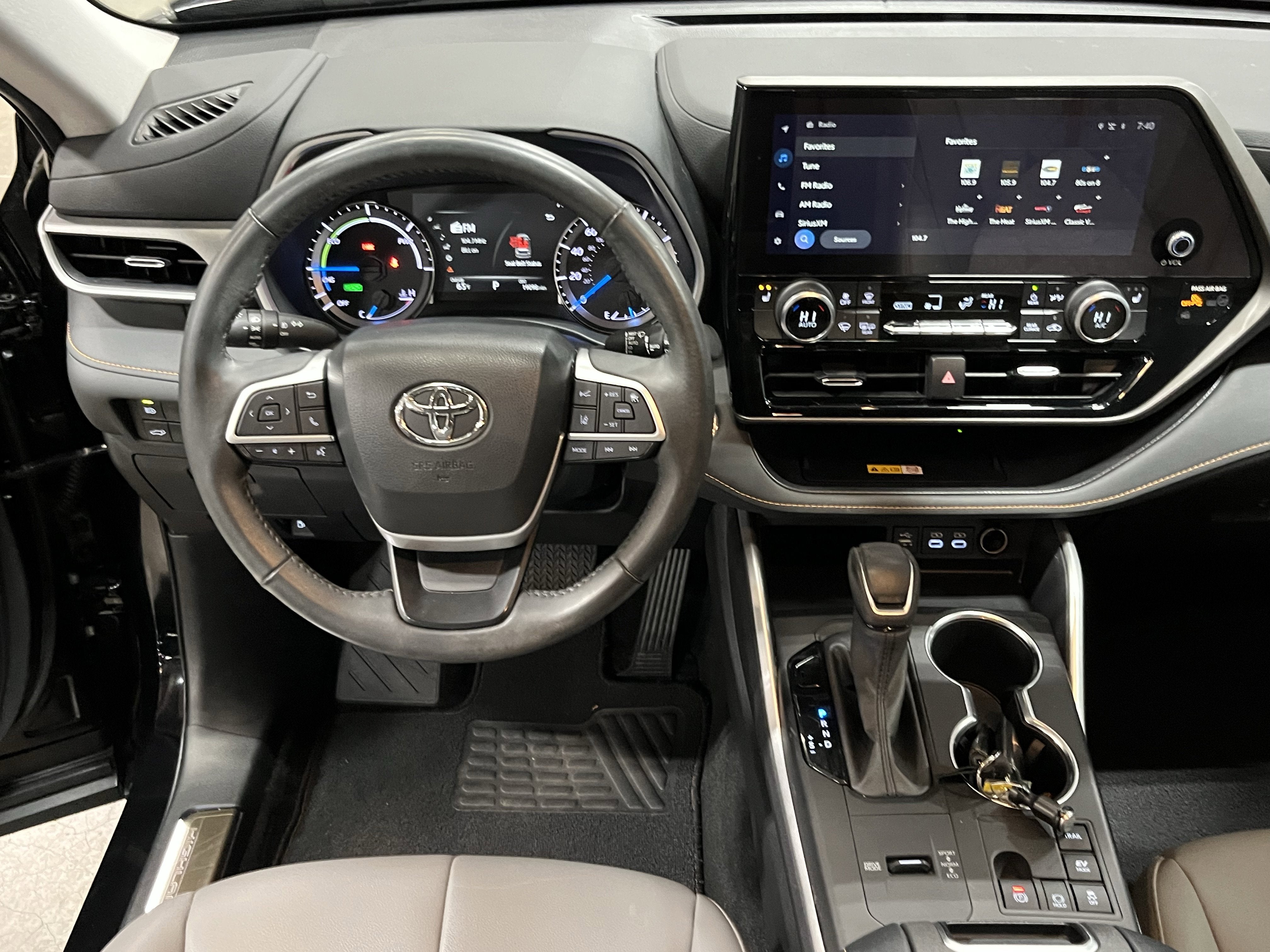 2023 Toyota Highlander Hybrid Bronze Edition
