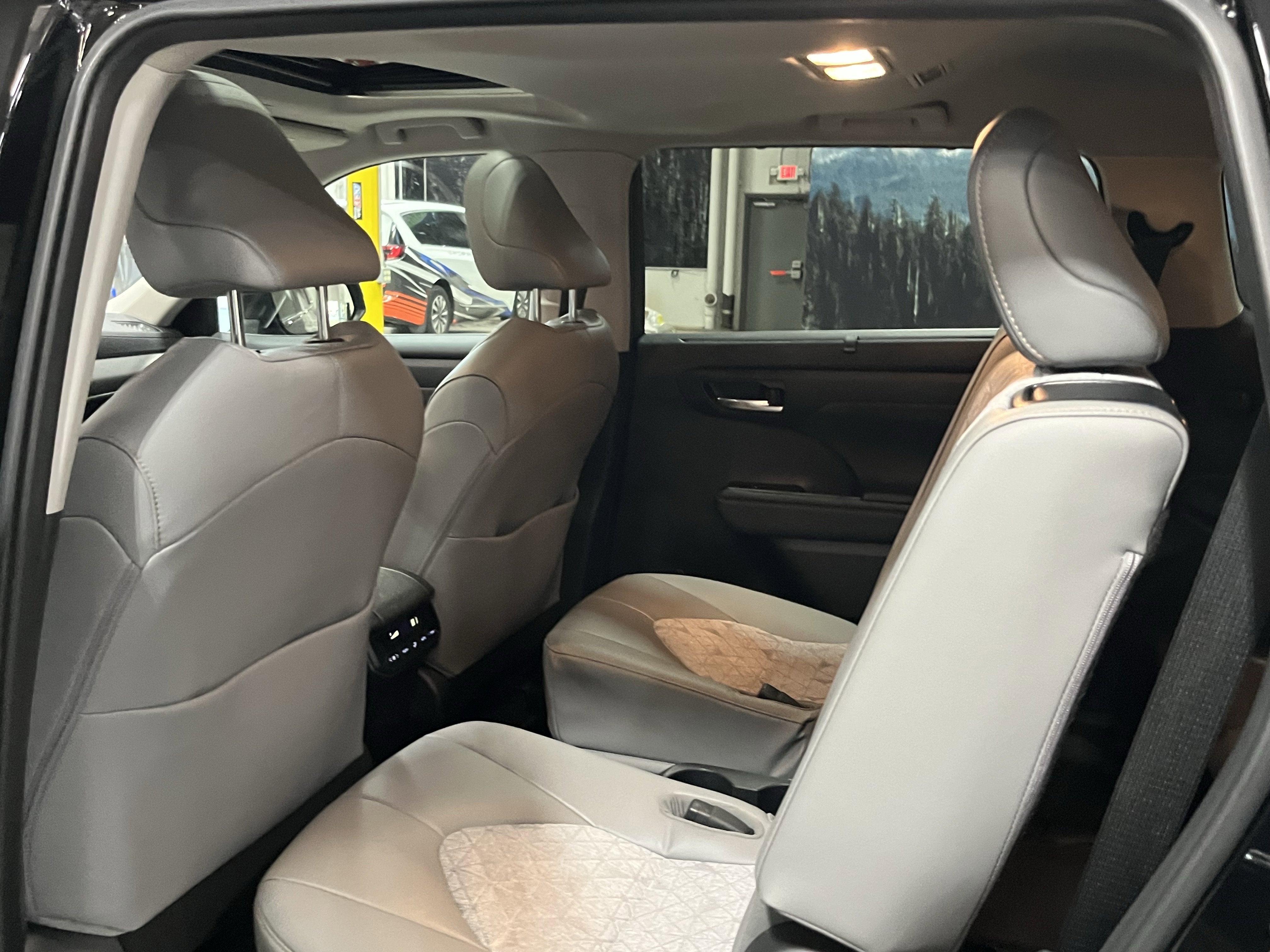 2023 Toyota Highlander Hybrid Bronze Edition