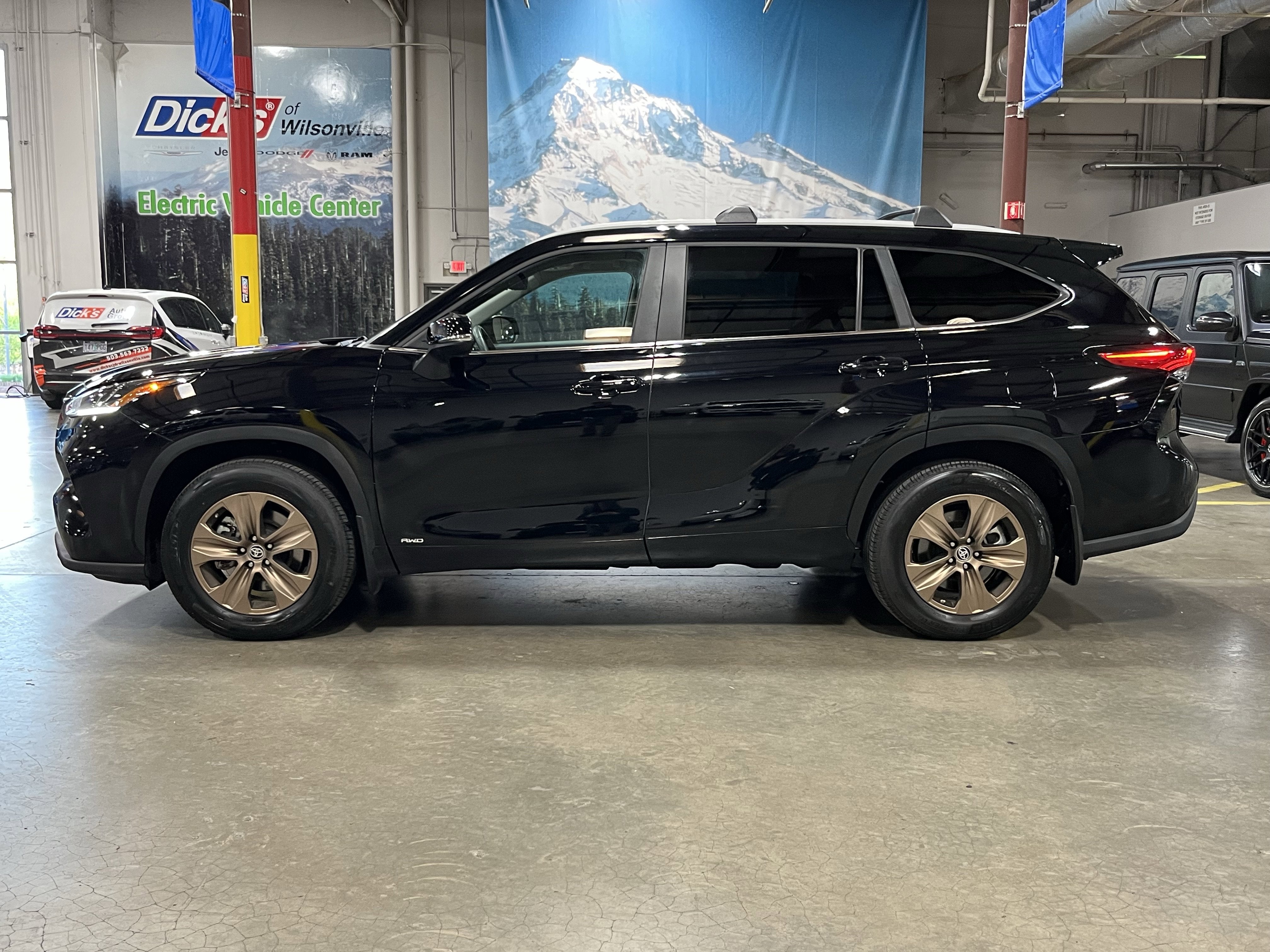 2023 Toyota Highlander Hybrid Bronze Edition