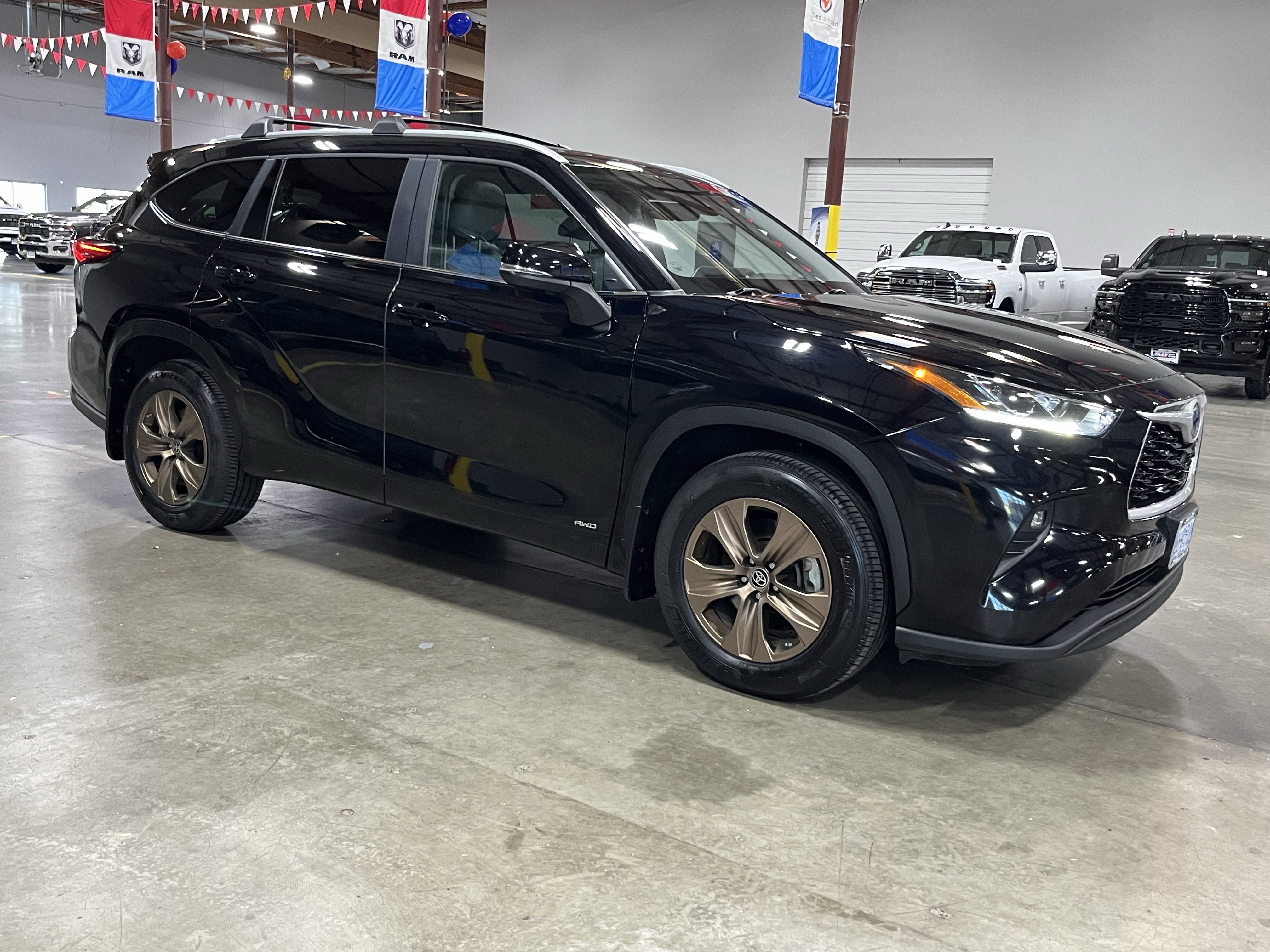2023 Toyota Highlander Hybrid Bronze Edition